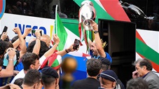 Những người hùng Italia trở về Rome ăn mừng chức vô địch EURO
