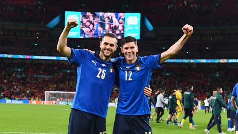 Rafael Toloi (trái) và Matteo Pessina, hai tuyển thủ Italia dự EURO 2020 đều đang khoác áo CLB Atalanta