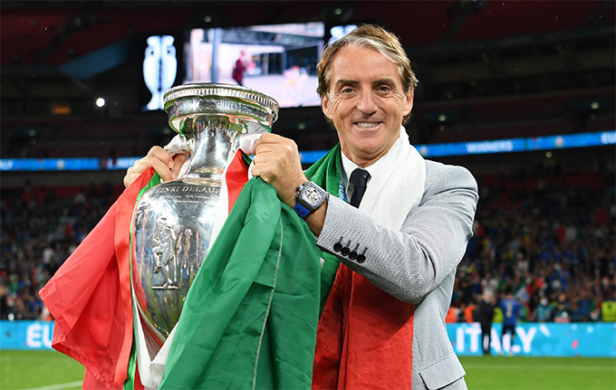 HLV Mancini đã mang chức vô địch về thành Rome