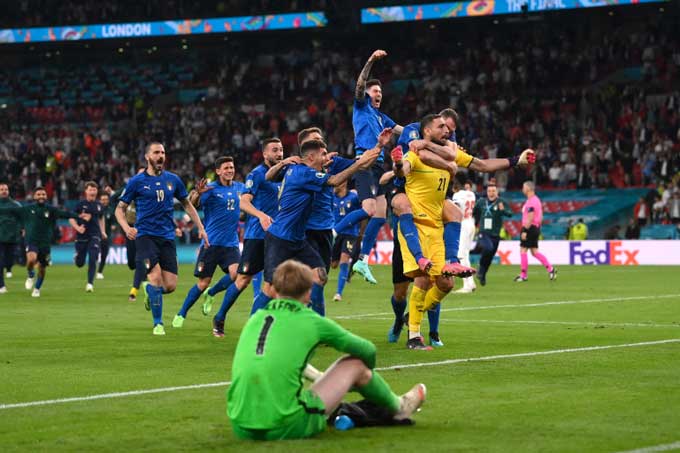 Italia dù bị dẫn trước vẫn kiên cường chiến đấu để giành chiến thắng ở loạt luân lưu