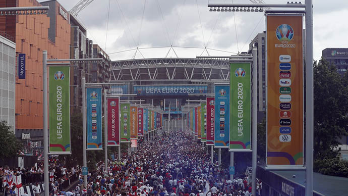 Fan cuồng phá hàng rào, tràn vào sân Wembley trước trận chung kết EURO 2020
