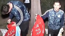 CĐV quê nhà ném áo như mưa rào, Messi vui vẻ nhặt áo lên ký tặng 