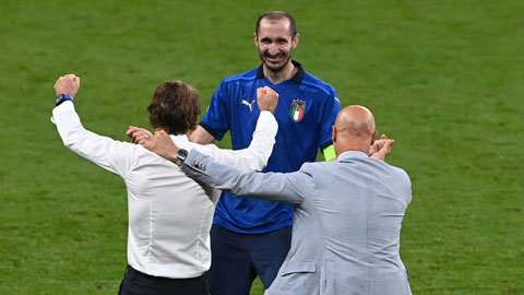 Chiellini (áo xanh) ăn mừng chiến thắng của ĐT Italia