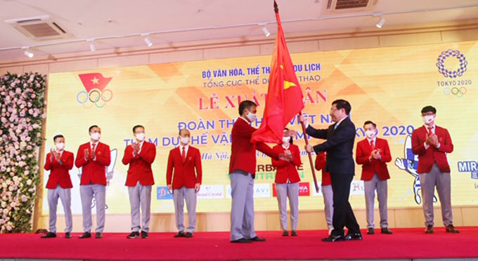 Phó Thủ tướng trao cờ cho ông Trần Đức Phấn 