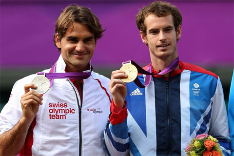 Federer (trái) thua Andy Murray ở chung kết và chỉ giành được HC bạc Olympic ở London năm 2012
