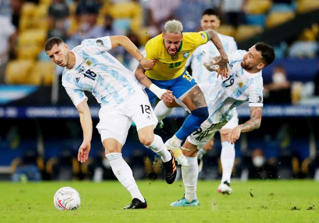 Neymar (giữa) trong trận chung kết Copa America 2021 với Argentina