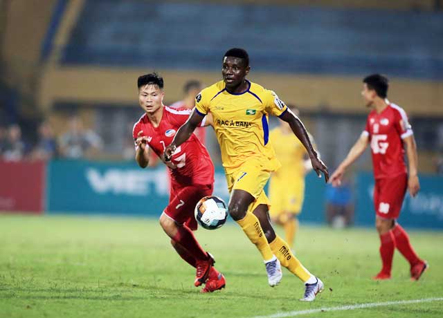 Olaha (phải) từng thi đấu rất thành công tại V.League trong màu áo SLNA