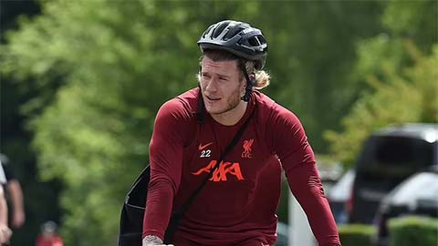Karius tái hợp Liverpool, đạp xe với Van Dijk tại Áo