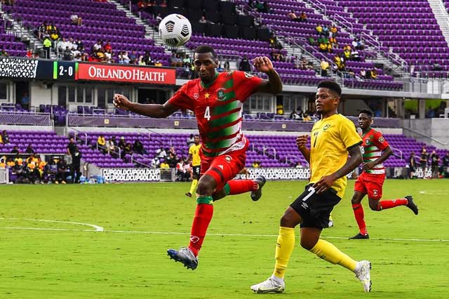 Suriname (áo sẫm) đủ khả năng giành ít nhất 1 điểm ở trận đấu hôm nay