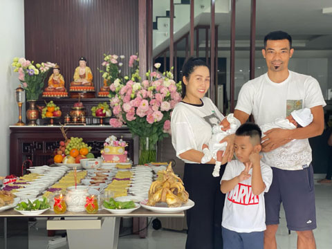 Đình Luật hạnh phúc bên vợ và các con tại Tây Ninh