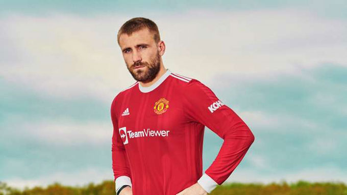 Shaw trong mẫu áo đấu mùa 2021/22 của Man United với logo TeamViewer trên ngực áo