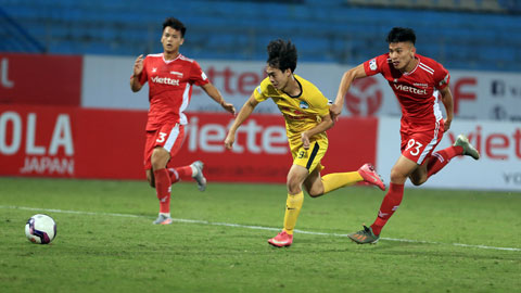 Văn Toàn nỗ lực đi bóng và dứt điểm trong một trận đấu tại V.League  Ảnh: Minh Tuấn