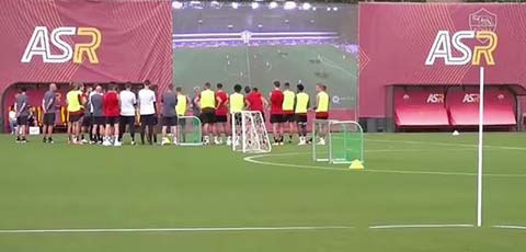 Mourinho chỉ ra lỗi sai của các học trò thông qua màn hình phản chiếu flycam