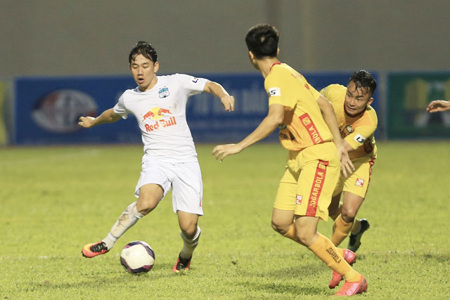 Minh Vương nỗ lực đi bóng trong một trận đấu tại V.League - Ảnh: Đức Cường