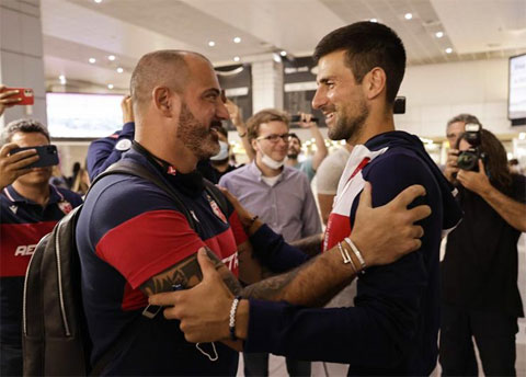 Djokovic gặp Dejan Stankovic ở sân bay Belgrade