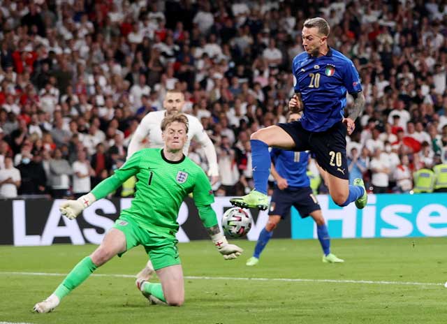  Pickford băng ra cản phá một tình huống Italia xâm nhập vòng cấm trong trận chung kết EURO 2020