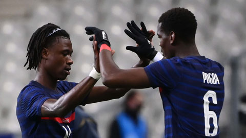Nhiều khả năng Pogba (phải) sẽ rời MU để nhường chỗ cho người đồng đội trẻ Camavinga ở ĐT Pháp