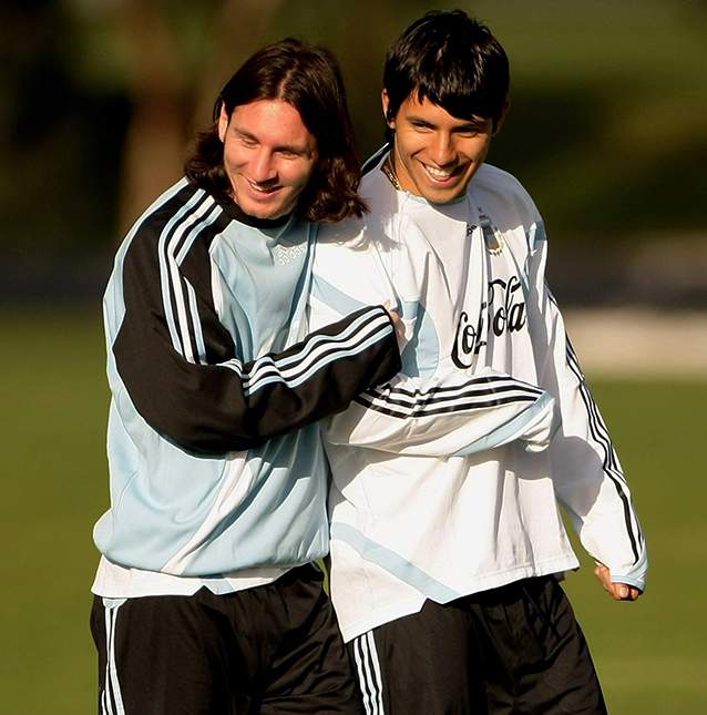 Tuy nhiên, sau tuổi thanh xuân, đôi bạn Kun Aguero và Leo Messi đã khoác chung một màu áo khi đã xế chiều