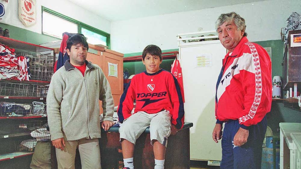 Khi Kun Aguero gia nhập đội trẻ của Independente thì ông cụ thân sinh ra anh (trái) mặt vẫn còn non choẹt