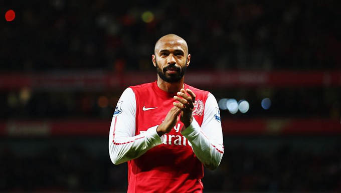 3. Henry (Arsenal, Barcelona): Cựu tiền đạo người Pháp ghi 228 bàn trong thời gian thi đấu cho Arsenal và trở thành cây săn bàn hàng đầu lịch sử đội bóng. Trong 18 năm chơi bóng chuyên nghiệp, Henry đạt cột mốc 411 bàn và sở hữu 22 danh hiệu. Henry xuất sắc giúp Arsenal giành 2 chức vô địch Premier League. Anh cùng Barca 2 lần vô địch La Liga, 1 Champions League. Với ĐT Pháp, Henry vô địch World Cup 1998 và EURO 2000