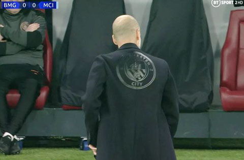 Pep với áo jacket có in hình logo của Man City