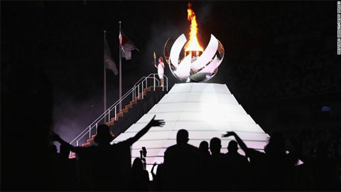 Naomi Osaka thắp đài lửa khai mạc Olympic Tokyo