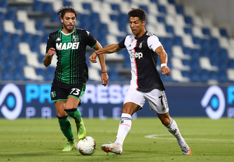 Juve đang tìm mọi cách đưa Locatelli (trái) của Sassuolo về làm đồng đội của Ronaldo