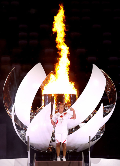 Naomi Osaka thắp sáng đài lửa tại lễ khai mạc Olympic 2020