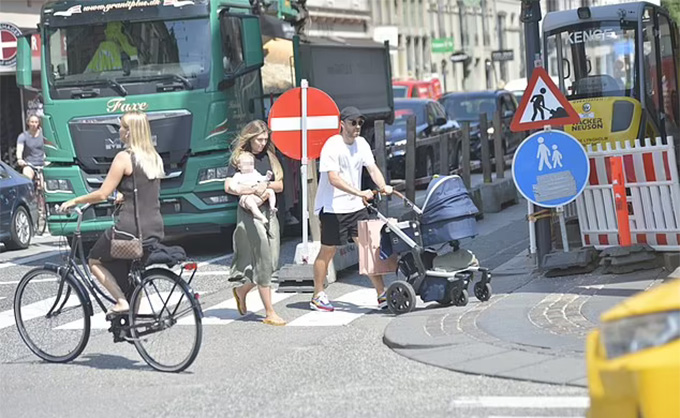 Eriksen thong dong đi dạo cùng bạn gái và con gái