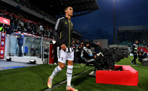 Nhiều khả năng Ronaldo chấp nhận giảm lương để ký hợp đồng dài hạn với Juve