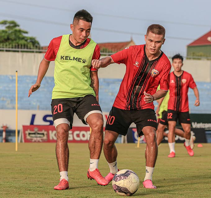 Tuấn Hải (phải) dần phát triển bộ kỹ năng của mình khi thi đấu chuyên nghiệp - Ảnh: Hồng Lĩnh Hà Tĩnh FC 
