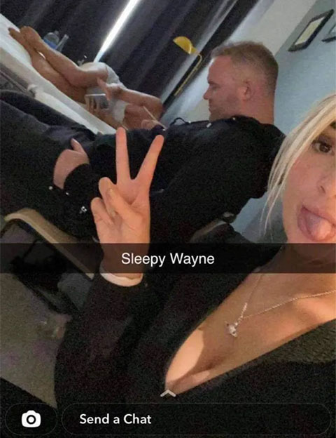 Hình ảnh Rooney ngủ trong phòng khách sạn với 2 gái lạ