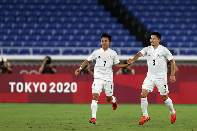 Kubo (trái) ghi bàn mở tỷ số trận U23 Pháp vs U23 Nhật Bản