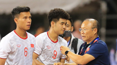 HLV Park Hang Seo động viên Hà Đức Chinh sau một trận đấu 	Ảnh: Minh Tuấn