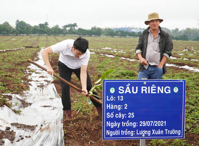 Tiền vệ người Tuyên Quang cho thấy anh không chỉ đá bóng hay mà trồng cây cũng rất cừ - Ảnh: HAGL FC 