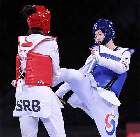 Nữ võ sỹ Lee Dabin (phải) của Hàn Quốc thất bại trước võ sỹ của Serbia ở chung kết hạng cân trên 67kg 