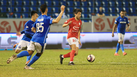 Lee Nguyễn nỗ lực đi bóng và dứt điểm tại V.League 2021   Ảnh: Minh Tuấn