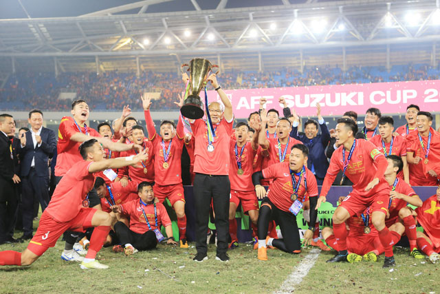 HLV Park Hang Seo ăn mừng chức vô địch AFF Suzuki Cup 2018 cùng ĐT Việt Nam - Ảnh: ĐỨC CƯỜNG