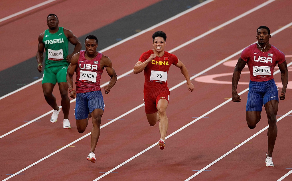 Su Bingtian (giữa) về bét trong chung kết 100 mét nam