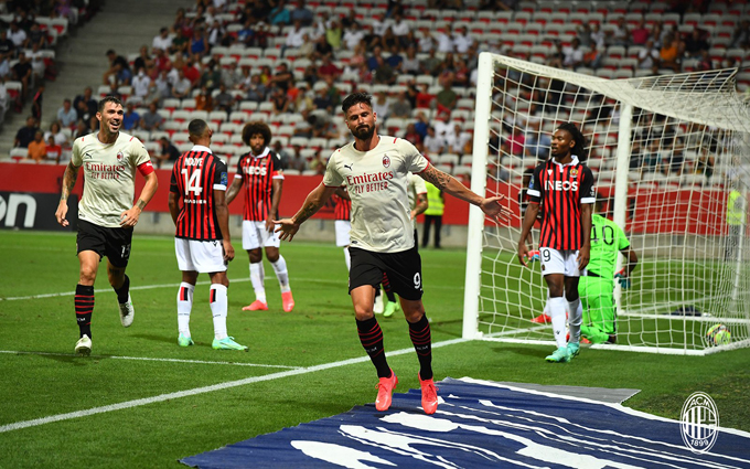 Giroud ăn mừng sau khi ghi bàn cho Milan