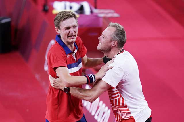 Viktor Axelsen (trái) ăn mừng sau khi đánh bại Chen Long trong trận chung kết đơn nam
