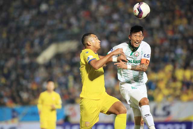 Các ngoại binh của Nam Định (trái) đối đầu Bình Định tại giải V.League 2021 - Ảnh: Phan Tùng