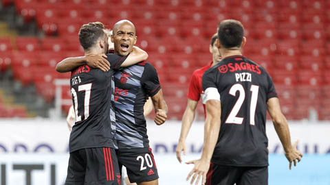 Cựu vương Benfica rộng đường vào vòng play-off Champions League