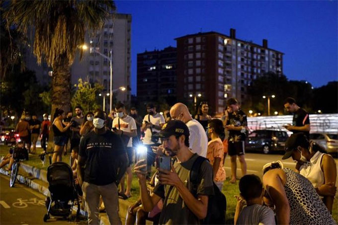 Rất đông CĐV Barca đã tập trung bên ngoài SVĐ Nou Camp vào tối qua