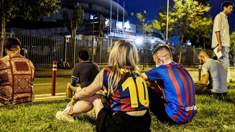 Fan Barca sốc nặng trước sự ra đi của Messi