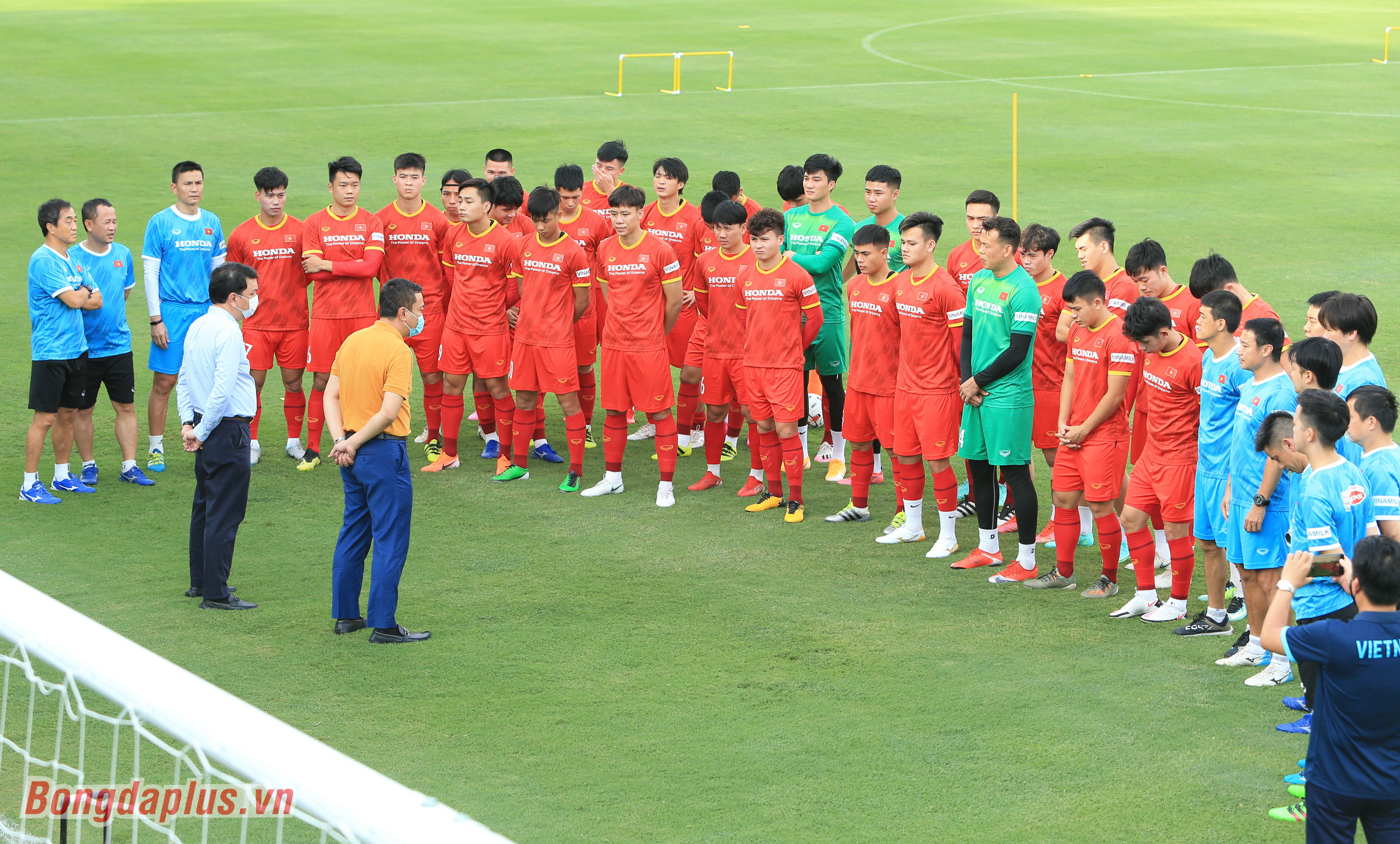 Phó chủ tịch thường trực VFF Trần Quốc Tuấn và Tổng thư ký Lê Hoài Anh thăm, động viên tinh thần ĐT Việt Nam - Ảnh: Đức Cường 