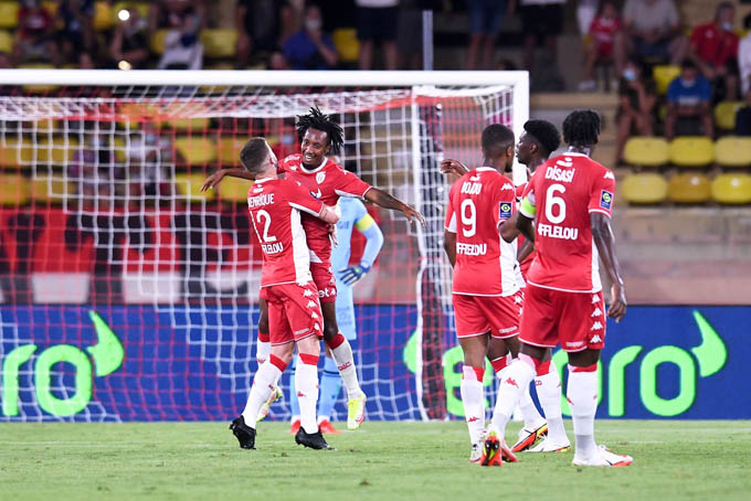 Cầu thủ Monaco ăn mừng khi Martins ghi bàn mở tỷ số