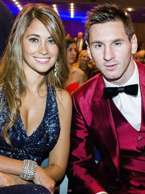 Tổ WAGs của PSG đang chào đón Messi Tổ WAGs của PSG đang chào đón Messi