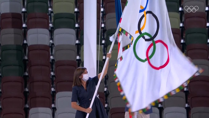 Lá cờ Olympic đã được chuyển giao cho đại diện thành phố Paris, nơi sẽ đăng cai thế vận hội vào năm 2024