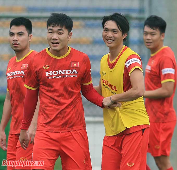 Cầu thủ người Tuyên Quang đeo bám đồng đội Tuấn Anh như hình với bóng 